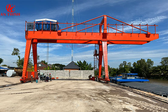 Test run 7 tons clamshell bucket crane in Dong Thap Province