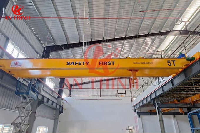 Tổng quan về cầu trục dầm đôi và vai trò trong sản xuất