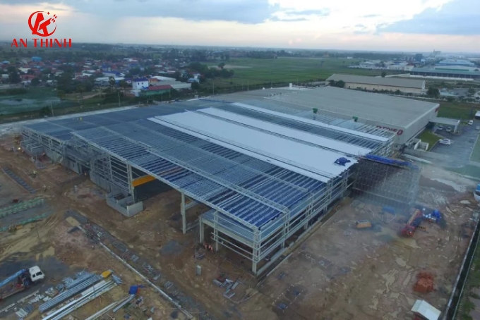 Lý do nhà thép tiền chế phù hợp với hệ thống kho bảo quản và logistics