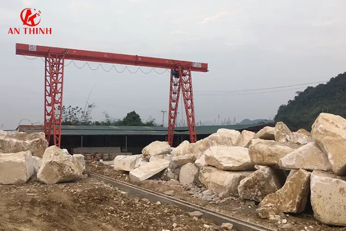 Giải pháp hạn chế tác động của nước mưa và độ ẩm đến hệ thống điện cổng trục