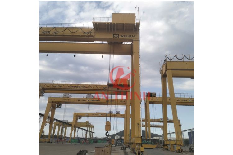Bề mặt kết cấu thép của cổng trục được xử lý làm sạch đạt chuẩn SA 2.5 và phủ sơn Epoxy nhiều lớp, chống ăn mòn hiệu quả tại môi trường cảng biển
