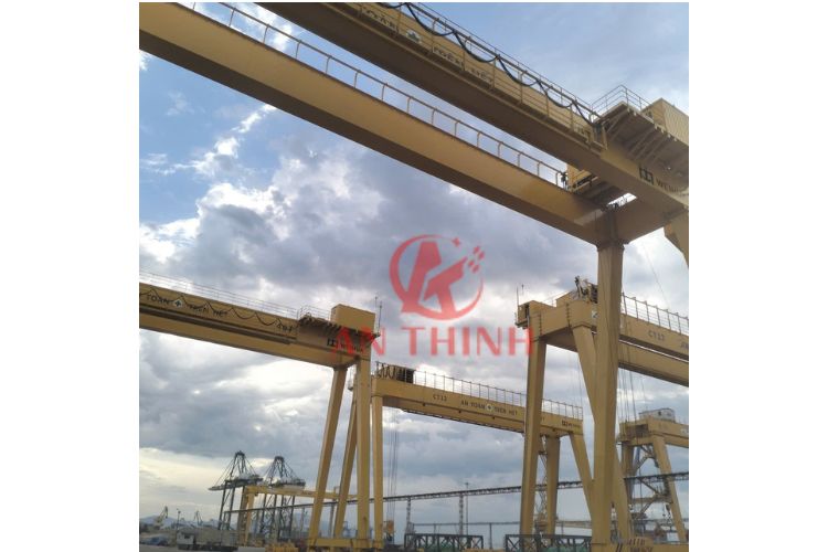 Cụm chân cổng trục được gia công chính xác, liên kết chặt chẽ với dầm biên trang bị hệ thống bánh xe di chuyển