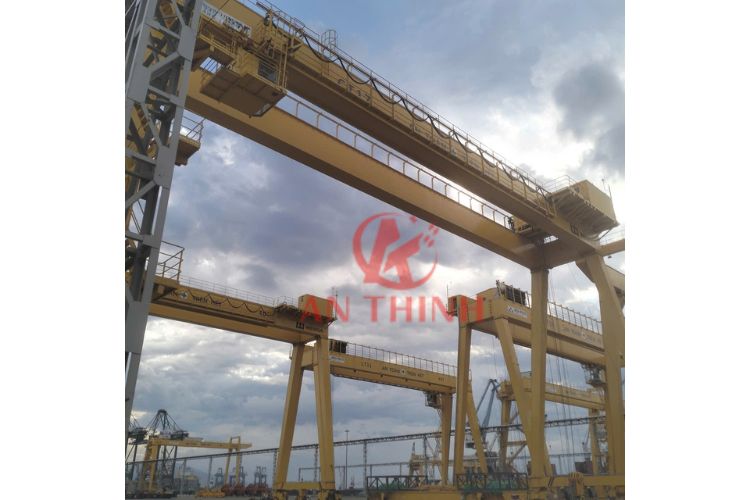 Độ võng dầm chính của cổng trục đạt chuẩn kỹ thuật, đảm bảo tính ổn định tuyệt đối trong quá trình chạy thử tải và vận hành