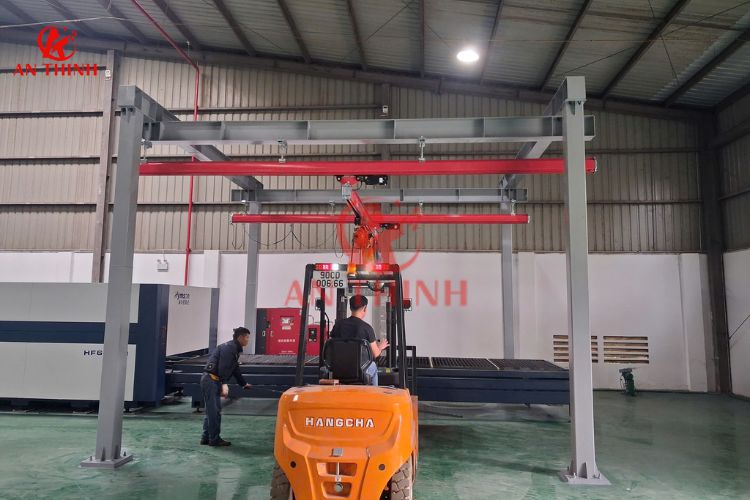 Công tác thử tải thực tế cầu trục KBK 1 tấn bằng tải trọng tiêu chuẩn trước khi bàn giao
