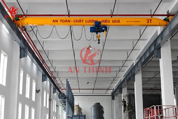 Dầm chính cầu trục được chế tạo chuẩn xác từ thép chuyên dụng và sơn phủ epoxy bảo vệ