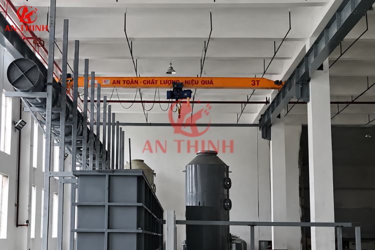 Tổng thể hệ thống cầu trục dầm đơn 3T vận hành hoàn chỉnh trên hệ dầm đỡ tại nhà xưởng cơ khí Hưng Yên